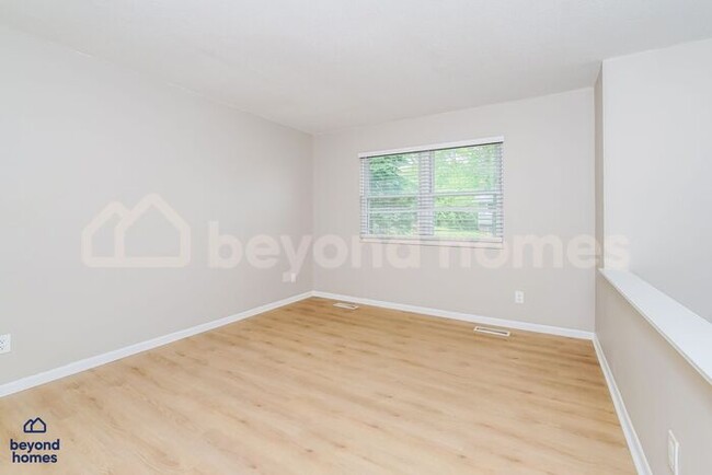 Building Photo - Stunning 4 Bedroom 2 Bathroom Home - Looki...