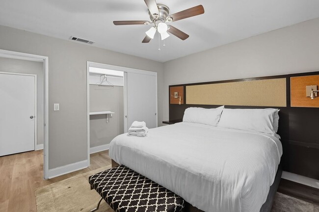 Building Photo - 3645 Peachtree Rd NE