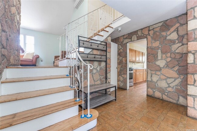 Building Photo - 747 Iris Pl