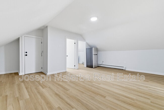 Building Photo - 848 Bank St