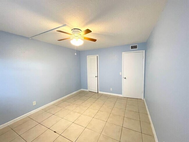 Building Photo - 501 W Kalmia Dr