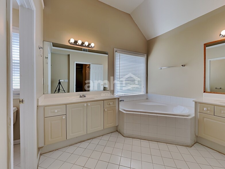 Building Photo - 4821 Thicket Path NW