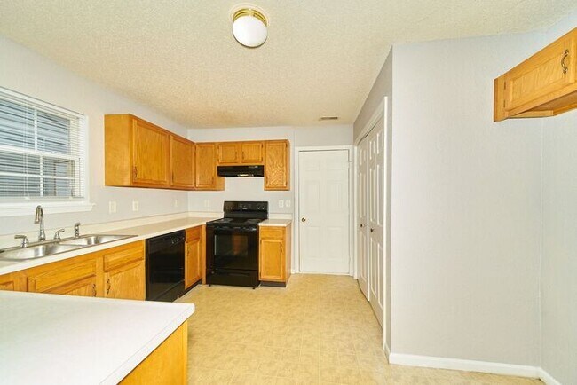 Building Photo - Sweet 3 Bedroom 2.5 Bath in Popular Maple Grove Estates