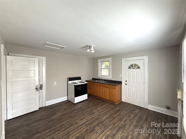 Building Photo - 904 Harrill St