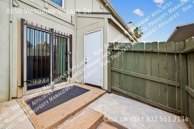 Building Photo - 8650 Victorian Village Dr