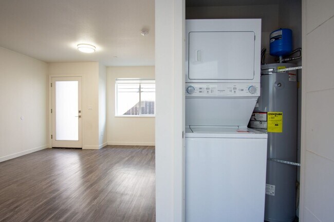 Building Photo - Contemporary 1-Bedroom Flat w/ DW + W/D Ready Late August!