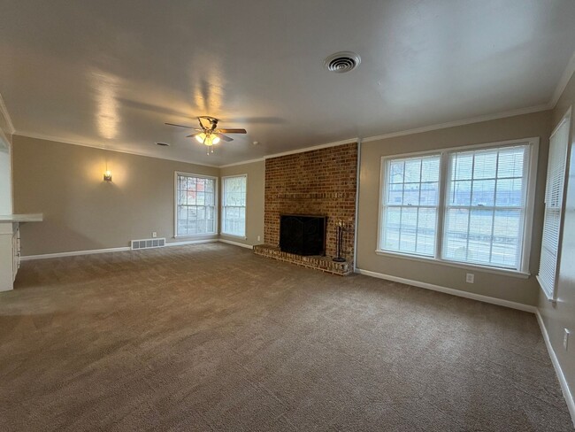 Building Photo - AVAILABLE NOW 2 BEDROOM 2 BATH DUPLEX IN TCU AREA