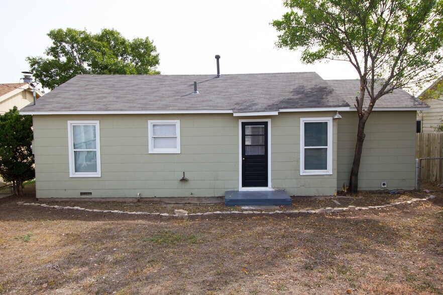 Building Photo - 2018 Woodlawn Dr