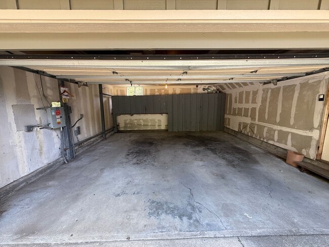 Building Photo - SPACIOUS  FOUR BED / THREE BATH SAN RAFAEL...