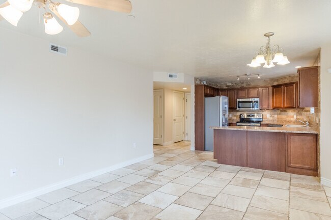 Building Photo - 3 Bedroom/2 bathroom Condo in Sandy