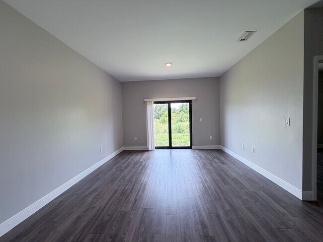 Building Photo - $200 off 2nd months rent! Like New 2 Bedroom 2 Bath w/ den and garage!