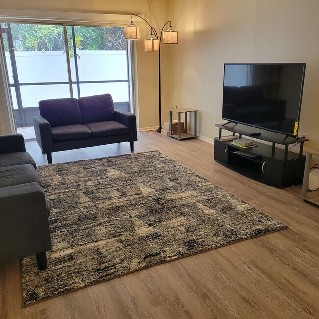 Building Photo - Seasonal/short term 2/2 ground floor condo...