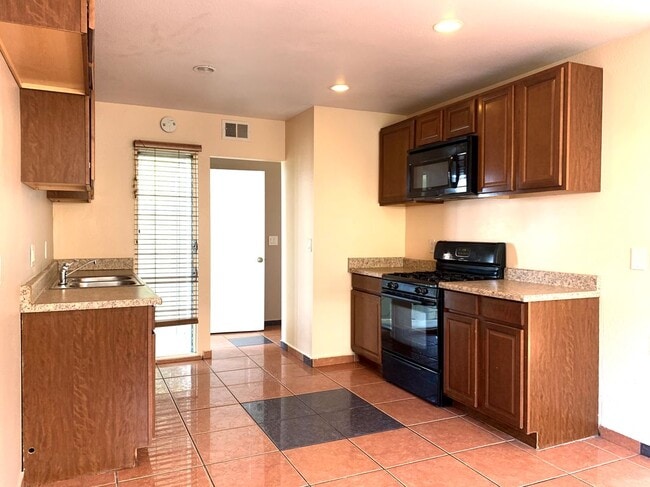 Building Photo - 4917 Roja Dr