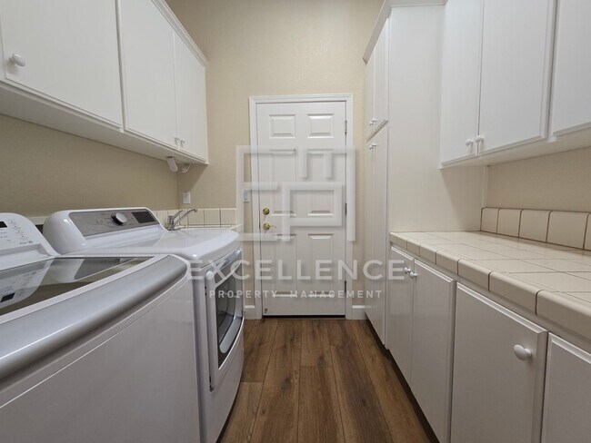 Building Photo - 3/2.5 Home + Office with 2219SF of Beautif...