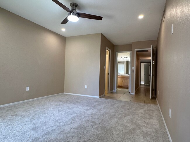 Building Photo - Scottsdale, 3 bed, 2 bath, 2 car garage, 1...