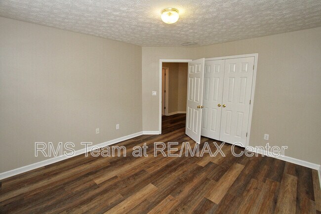Building Photo - 1490 Creek Pointe Cir
