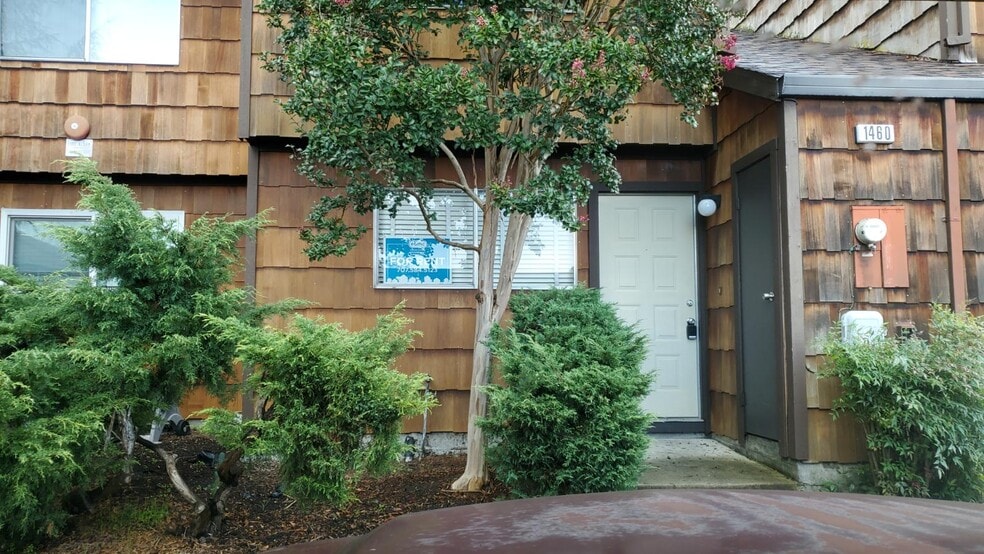 Primary Photo - 1460 Parkway Dr