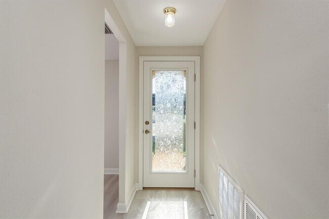 Building Photo - 4229 Stratford Dr