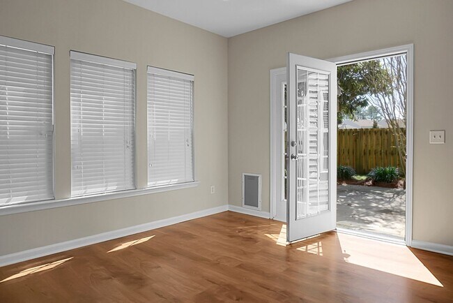 Building Photo - Comfortable Living, 4 BR 2.5 BA Home, Two Car Garage