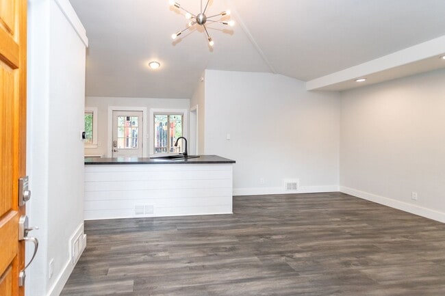Building Photo - Beautiful 2-Bedroom, 2-Bath Home in Desirable Southwest Colorado Springs!