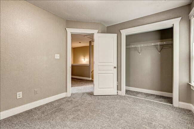 Building Photo - Welcome to this stunning 4-bedroom, 2.5-ba...