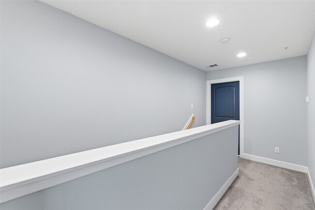 Building Photo - 5941 S Loop E