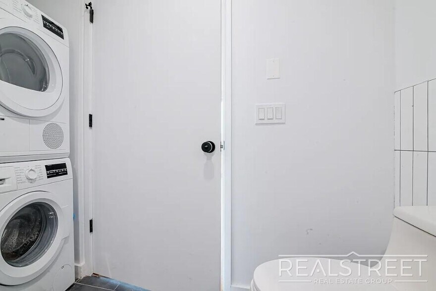 Building Photo - Light-Filled Corner 1BR with Private Outdoor Space & In-Unit Washer/Dryer