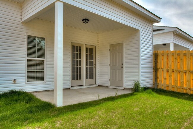 Building Photo - Beautiful End Unit Townhouse