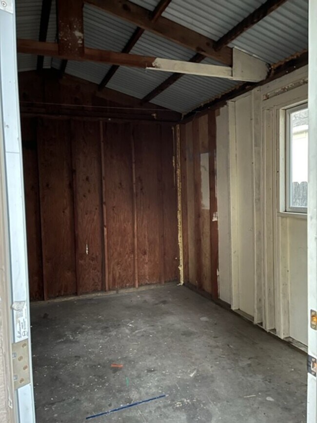 Building Photo - Single story 3 bedroom 2 bath home