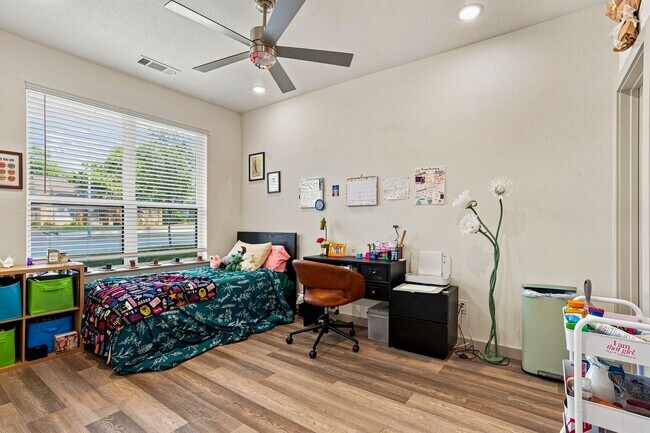 Building Photo - 2554 S University Dr