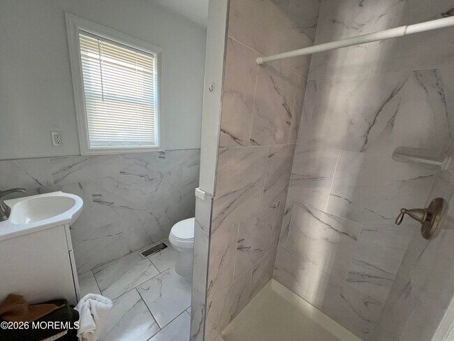 Building Photo - 8 Ridge Rd