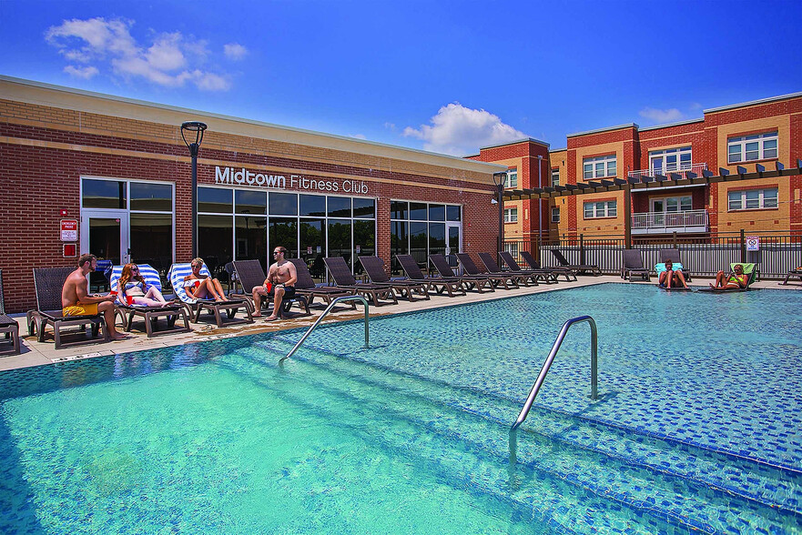 Roof top pool - Midtown at WKU