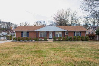 Building Photo - Stunning 4BE/2.5BA home  at corner lot single story home!
