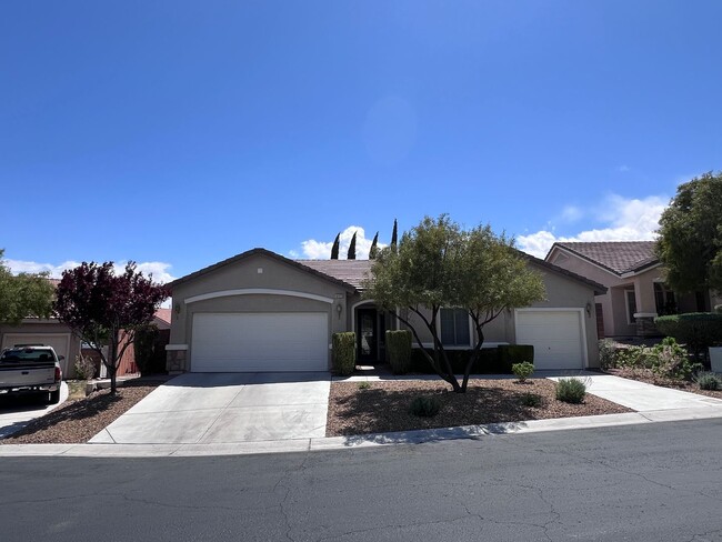 Building Photo - Stunning 4-Bed 3 Car Garage Gated Single S...