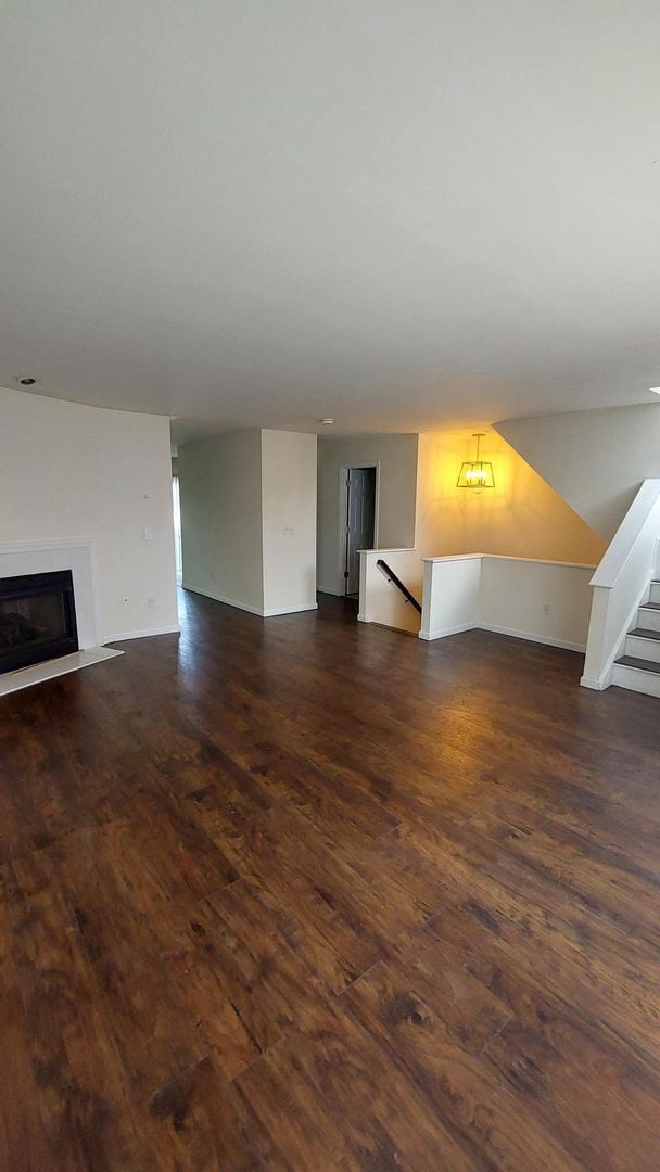 Building Photo - Spacious Townhouse w/Renovated Bathroom