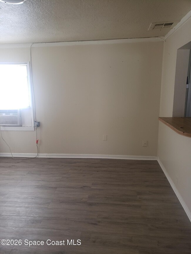 Building Photo - 2114 Henry St NE