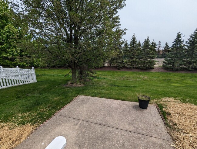 Building Photo - Spacious 3-Bedroom Ranch with Private Mast...