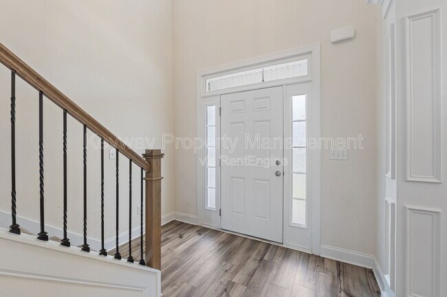 Building Photo - 585 Hampton Dr