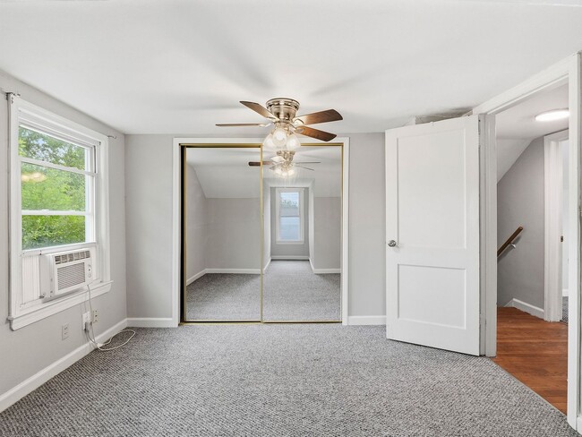 Building Photo - 4 Bedroom/1 Bathroom Home with Fenced Yard Available in SE Roanoke!