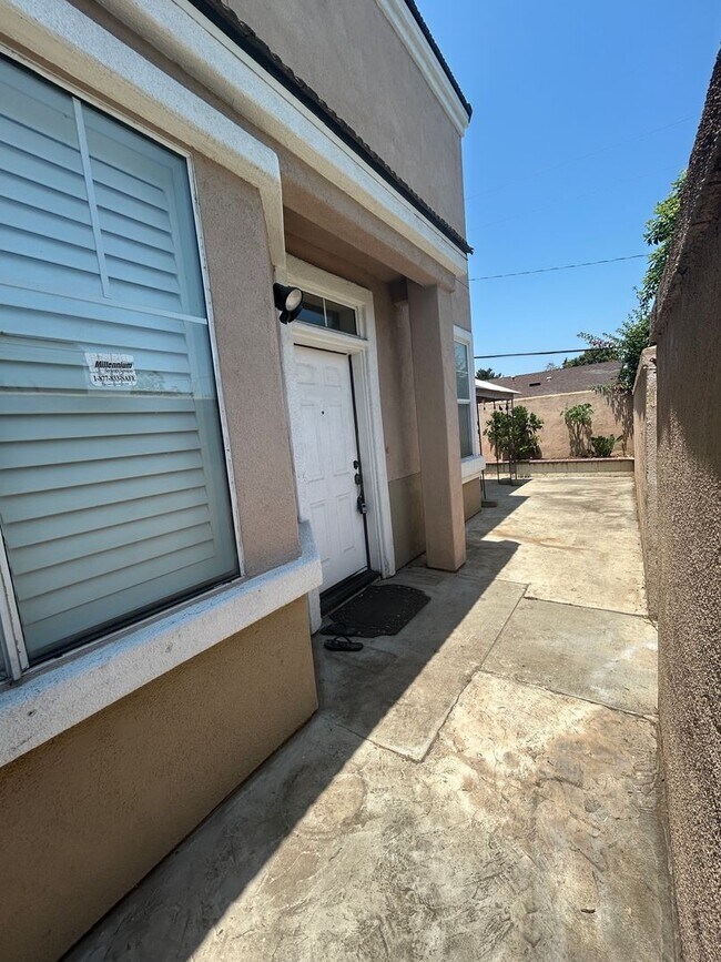 Building Photo - Spacious 2-Story Home in Prime Location