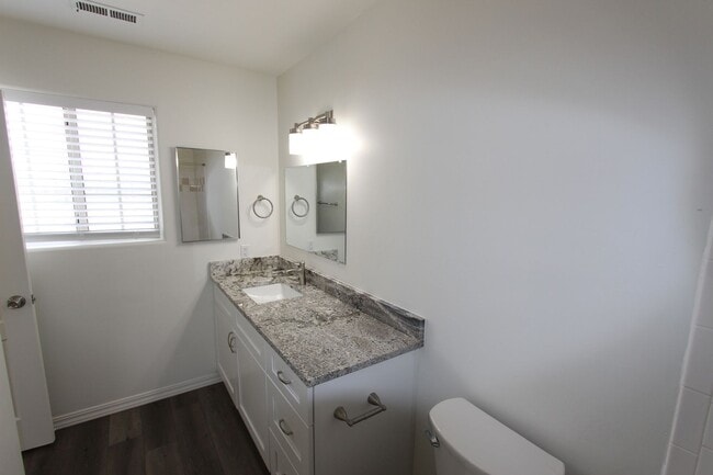 Building Photo - $500 Move-In Special | Spacious End-Unit Townhome in Village at Elk Run