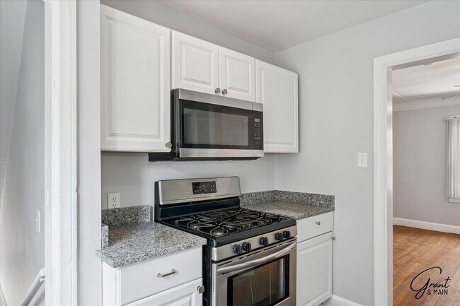 Building Photo - $1250 3 bedroom bungalow