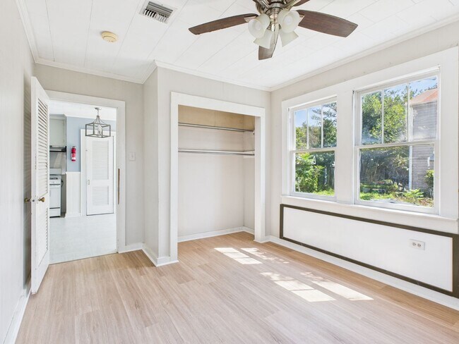 Building Photo - 3 Bedroom, 1 Bathroom NOW Available!