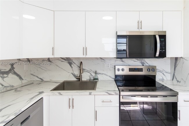 Building Photo - 9460 Fontainebleau Blvd
