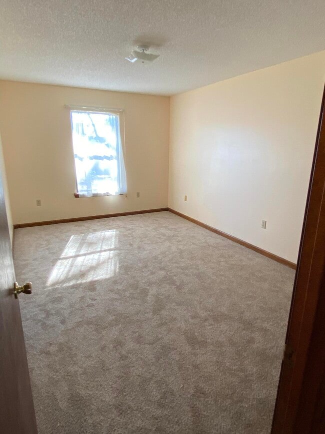 Building Photo - 413 Joellen Ln
