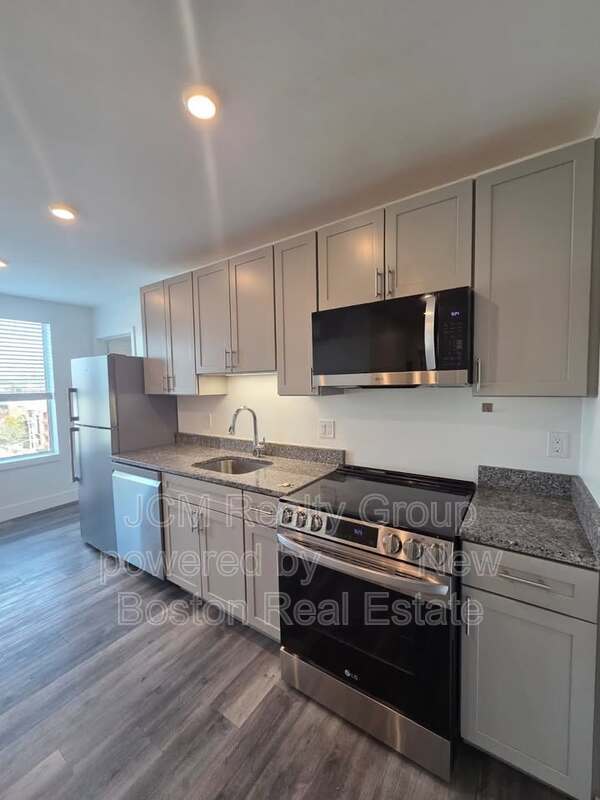 Building Photo - 585 Essex St