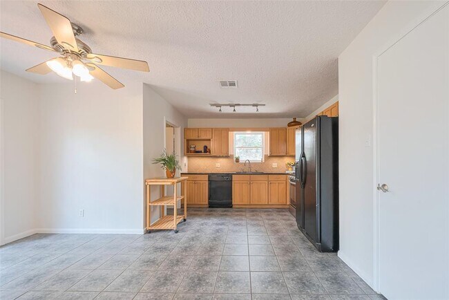 Building Photo - 5115 Kingfisher Dr
