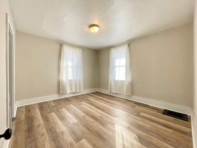 Building Photo - Grand 836/838