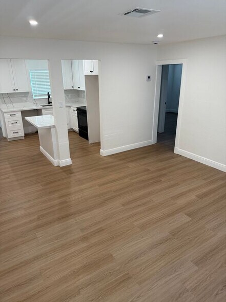 Building Photo - 808 SW 15th Ave