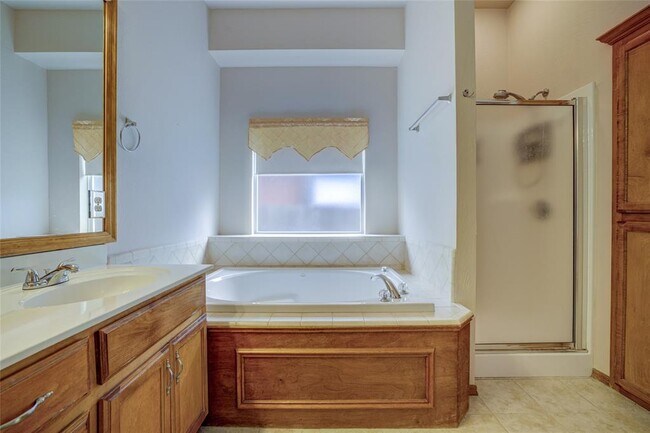 Building Photo - 913 Elm Creek Dr